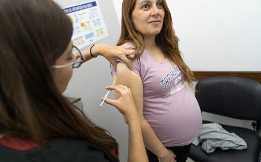 Realizan una campaña de vacunación para prevenir enfermedades respiratorias en bebés de hasta 6 meses