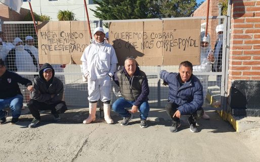 Reclamo de trabajadores pesqueros en el ingreso al Puerto local