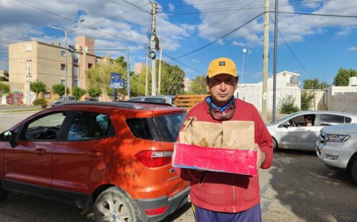 Sale a vender torta fritas todas las tardes para poder comprarle comida a sus hijos