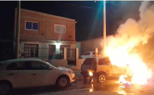 Se prendió fuego un auto y terminó con daños totales