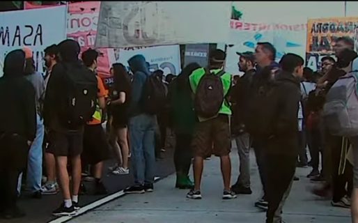 Trabajadores tercerizados de Aerolíneas Argentinas realizan una protesta frente a Aeroparque: hay tres carriles obstruidos