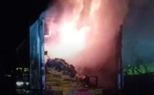 Se prendió fuego un camión cargado de papel higiénico