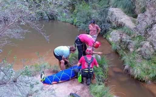 Una fotógrafa cayó desde un puente colgante a 40 metros de altura y se encuentra en grave estado