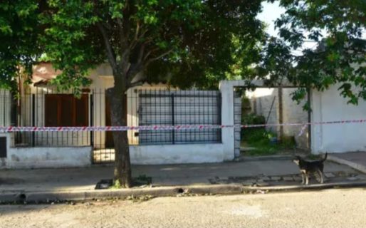 Asesinaron a puñaladas a un jubilado para robarle: la familia lo encontró en su vivienda envuelto en mantas