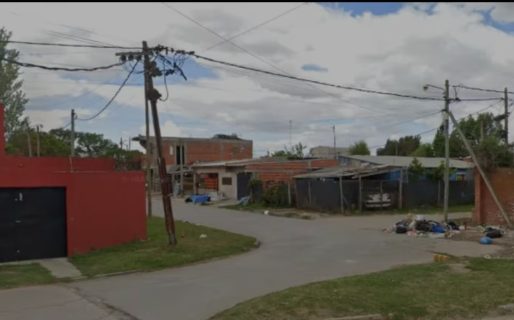 Un hombre llegó a su casa, encontró a su novia con una amiga y las atacó a machetazos