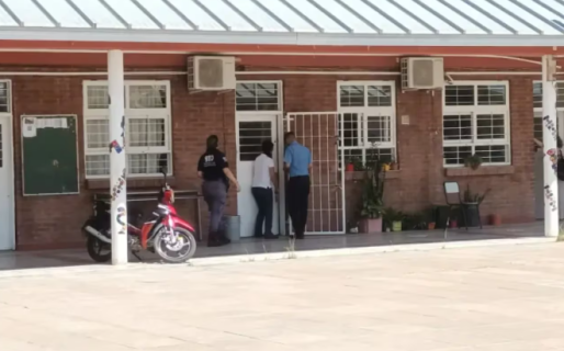 Un delincuente entró a una escuela, asaltó a los alumnos que estaban clase y los amenazó con un arma