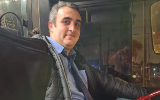 Una pareja se olvidó una mochila con dólares en un colectivo y el chofer tuvo un gesto sorprendente