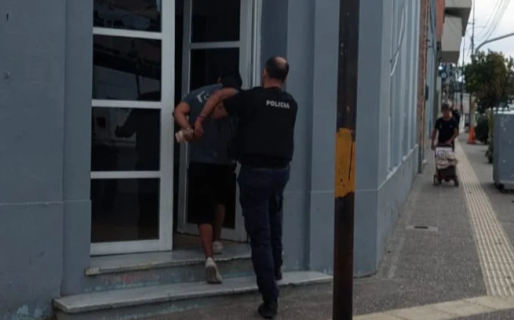 Invitó a pelear a los policías y terminó detenido