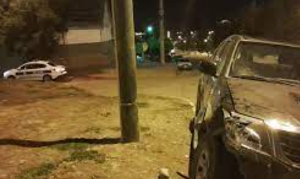 Conducía bajos los efectos del alcohol y colisionó contra un poste