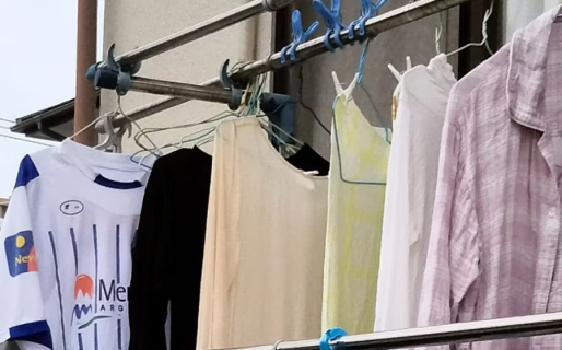 La inesperada camiseta de un club del fútbol argentino que apareció colgada en un balcón en Japón