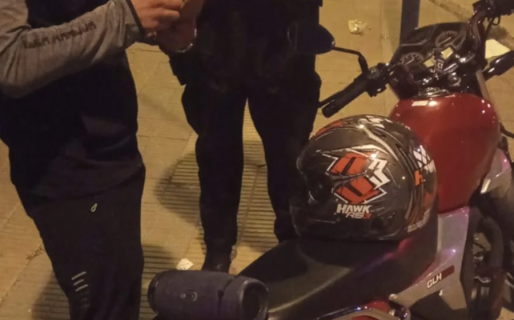 Circulaba sin licencia, a exceso de velocidad y haciendo maniobras peligrosas