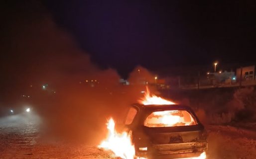 Se le pinchó una rueda, fue a la gomería y cuando volvió su auto estaba en llamas