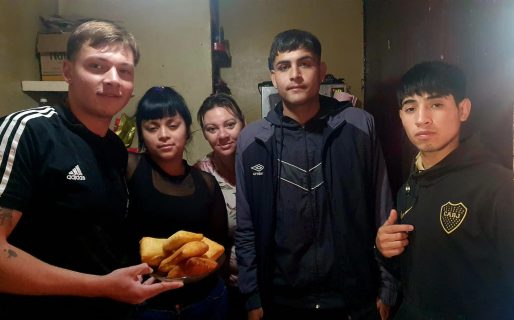 «Todos quieren trabajar»: Joven de 19 años crea emprendimiento de tortas fritas y genera empleo local