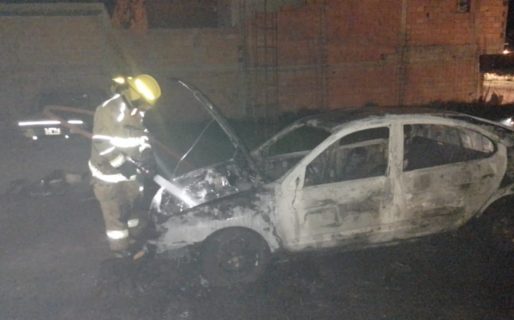 Incendio vehicular en Sarmiento: «Me despertó el olor a humo»
