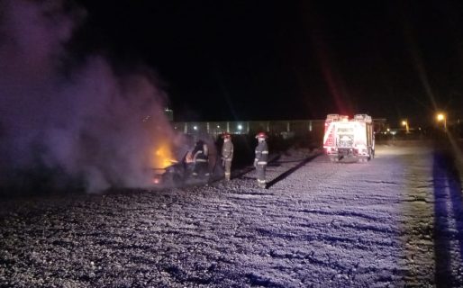 Se incendió un auto en Km8 y los daños fueron totales