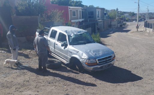 Estacionó su camioneta, se olvidó de poner el freno de manos y volcó