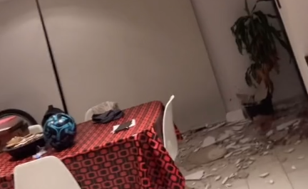 Temporal en La Plata: mientras mostraba los efectos de la lluvia, se le cayó un pedazo de techo