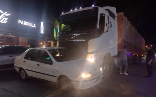 Un camión embistió a un auto en el ingreso al centro