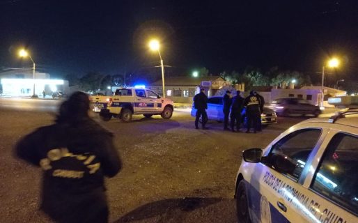 Quiso evadir un control policial, pero le encontraron un arma de fuego en su vehículo