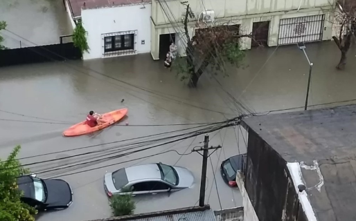 Temporal en Corrientes: la tormenta dejó casas inundadas, autos flotando, gente en bote por las calles y comercios saqueados