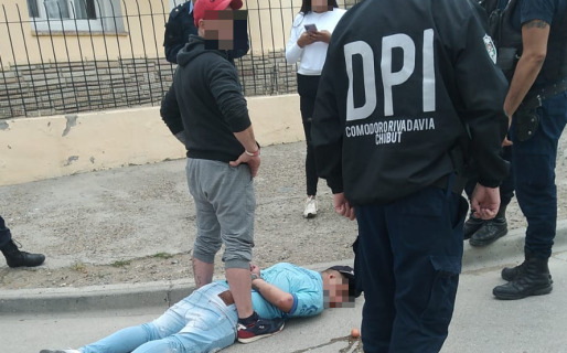 Amenazó con un arma de fuego a un sujeto, pero se equivocó de persona: era un policía y lo detuvieron