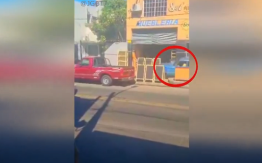 Feroz persecución por el robo de un shampoo: ladrones se tirotearon con la policía y escaparon en auto por la vereda