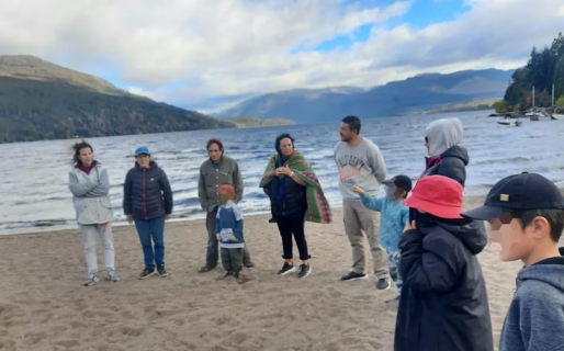 Una escuela de San Martín de Los Andes da clases en la playa de un lago porque no le dan el edificio nuevo