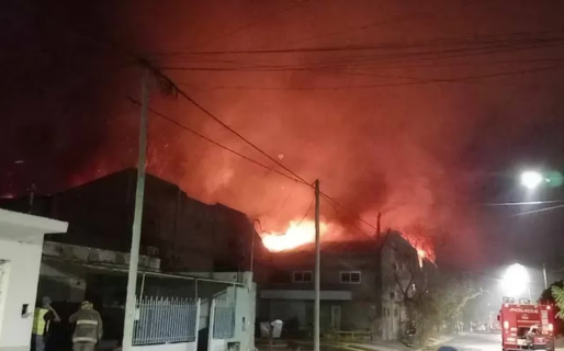 Un hombre discutió con su hijo, prendió fuego la casa en la que vivían y lo mató