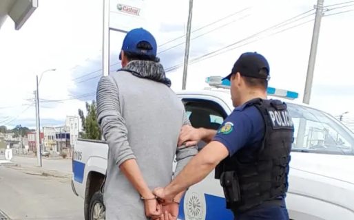 Detuvieron a un sujeto con pedido de captura mientras caminaba en el barrio Pueyrredón