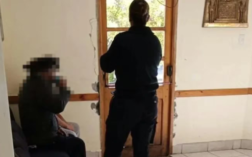 Horror en Esquel: una mujer le pegó con una pala a su papá después de que se negó a darle su tarjeta de débito