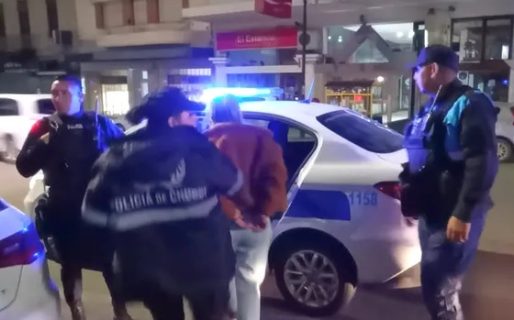 Fue expulsada de un bar, causó disturbios e  intentó agredir a personal de seguridad