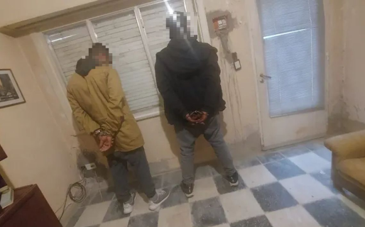 Dos hombres intentaron usurpar una casa a la venta y se robaron dos escopetas de colección