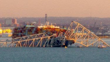 Un puente se desplomó tras ser impactado por un barco