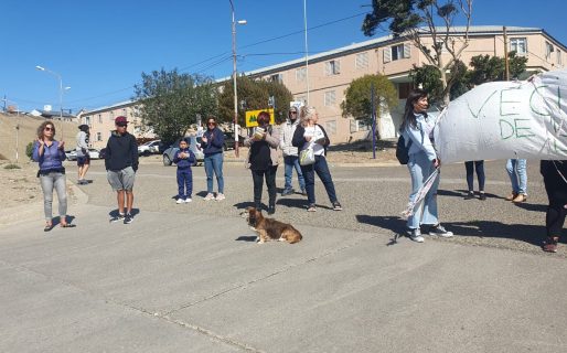 Vecinos de B° LU4 se movilizan por falta de respuestas ante peligro de derrumbe en su edificio
