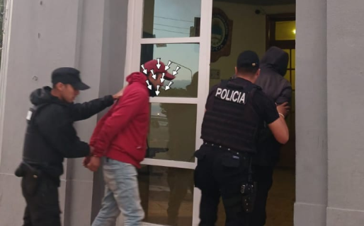 Dos hombres fueron detenidos por robarle el celular a un adolescente