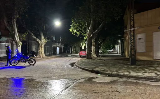 El terror sicario en Rosario no para: balearon un edificio y dejaron una nota envuelta con cinta