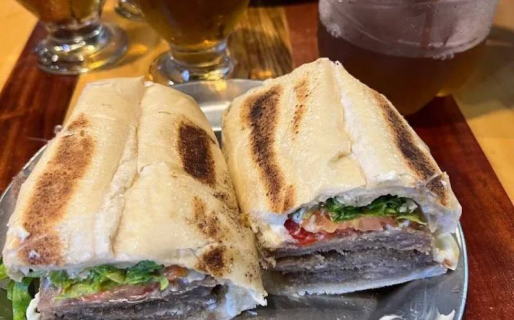 Una promoción de milanesa a $1,50 terminó en caos y con un apuñalado