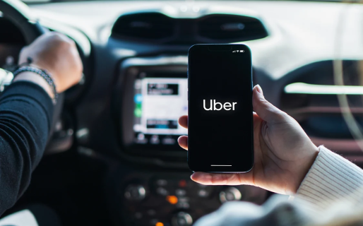 Más operativos y multas millonarias contra choferes de Uber en Comodoro