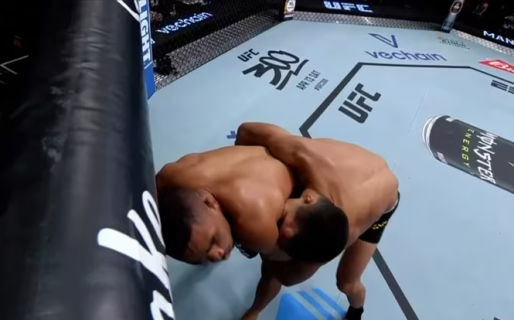Un luchador de UFC mordió a su rival en medio de una pelea