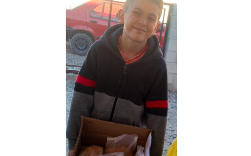 Tiene 11 años, sueña con ser arquero y vende tortas fritas para comprarse unos guantes
