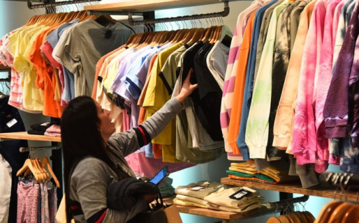 Las ventas en comercios minoristas crecieron en diciembre, pero cerraron 2024 con una caída del 10%