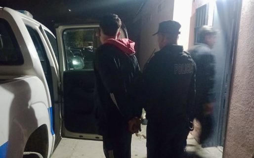 Lo golpearon y amenazaron con un arma de fuego para robarle el celular y cigarrillos