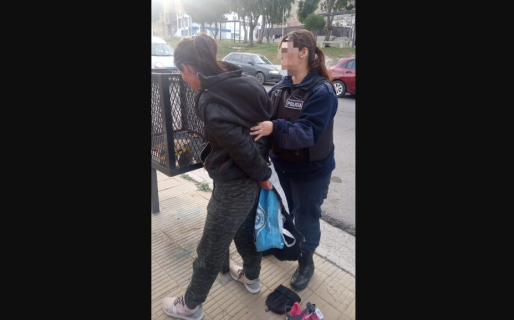 Una mujer termino detenida tras huir de un local con prendas de vestir rodabas