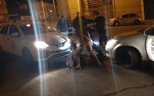 Le robó el celular a una mujer y dos taxistas lo atraparon