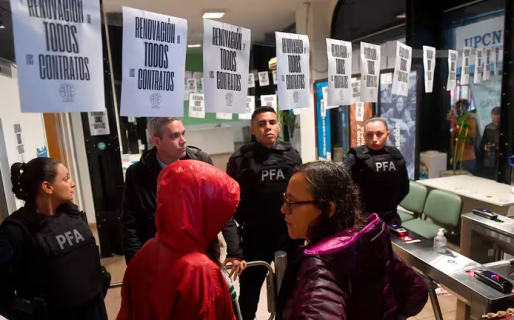 En medio de un fuerte operativo de seguridad, comenzó la protesta de ATE en edificios públicos por los despidos masivos