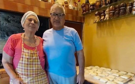 Ella es jubilada, él no tiene trabajo y todos los días salen a vender tortas fritas para salir adelante