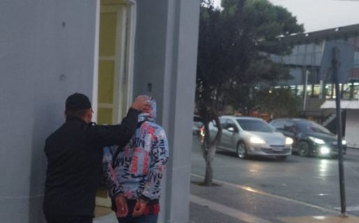 Insultó e intentó agredir a los policías y terminó preso