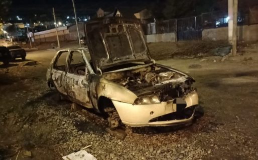 Un auto fue completamente destruido por el fuego