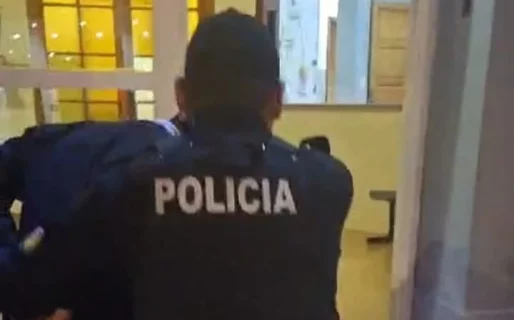 Un hombre en estado de ebriedad fue detenido por golpear vidrieras en el Centro