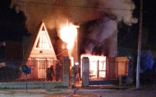 Se le comenzó a incendiar la casa mientras dormía y logró salir con su hija